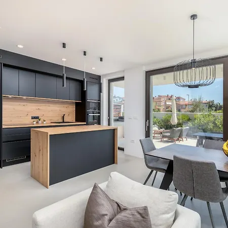 Adora For 6 People In With Private Pool & Children Playground וילה