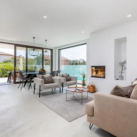 Adora For 6 People In With Private Pool & Children Playground וילה פולה