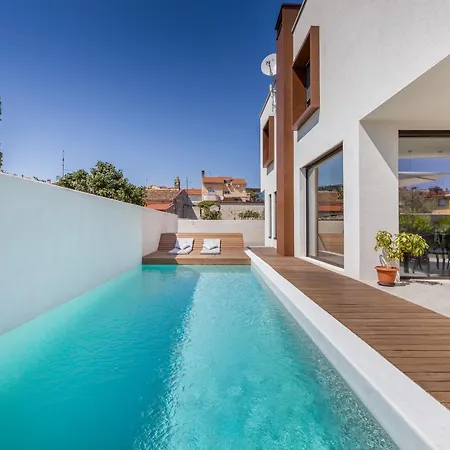 Adora For 6 People In With Private Pool & Children Playground * פולה