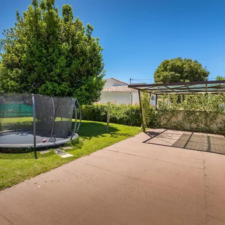 Adora For 6 People In With Private Pool & Children Playground וילה *