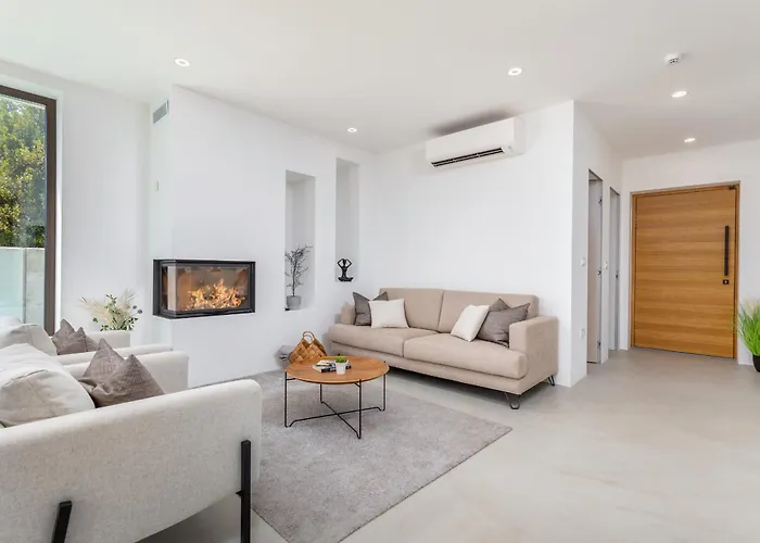 Adora For 6 People In With Private Pool & Children Playground Pula