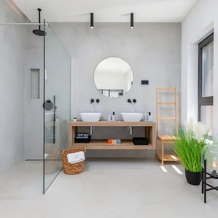 Adora For 6 People In With Private Pool & Children Playground 빌라