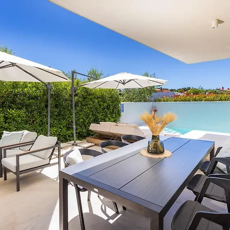 Adora For 6 People In With Private Pool & Children Playground 풀라