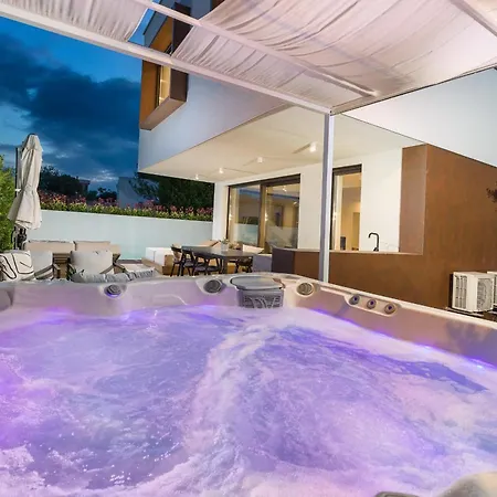 Adora For 6 People In With Private Pool & Children Playground 풀라