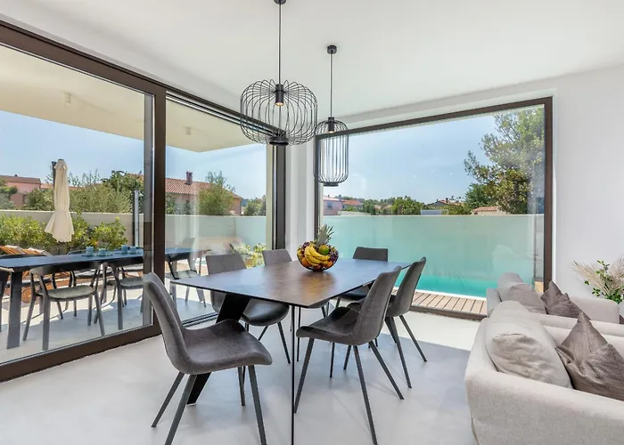 Vila Adora For 6 People In With Private Pool & Children Playground Pula