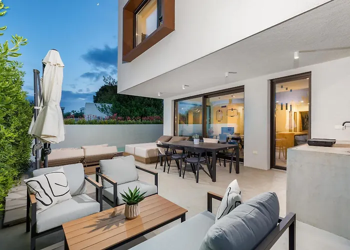 Vila Adora For 6 People In With Private Pool & Children Playground