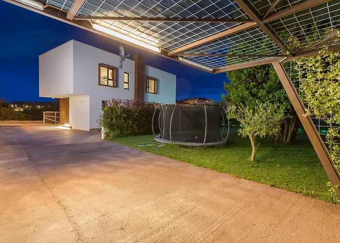 Adora For 6 People In With Private Pool & Children Playground Vila *