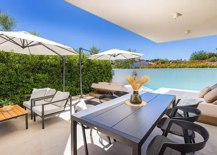 Adora For 6 People In With Private Pool & Children Playground Pula