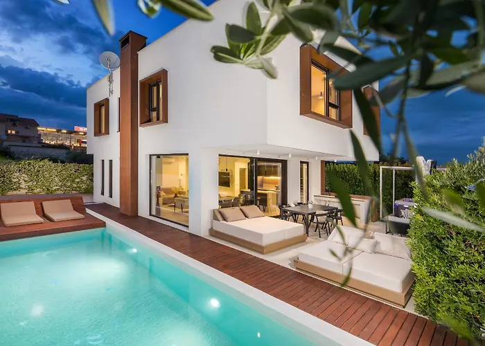 Adora For 6 People In With Private Pool & Children Playground Vila *