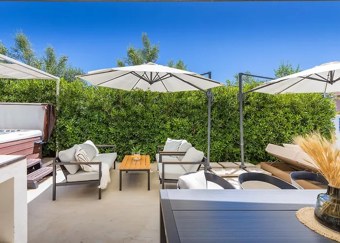 Vila Adora For 6 People In With Private Pool & Children Playground Pula