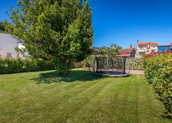 Adora For 6 People In With Private Pool & Children Playground Pula