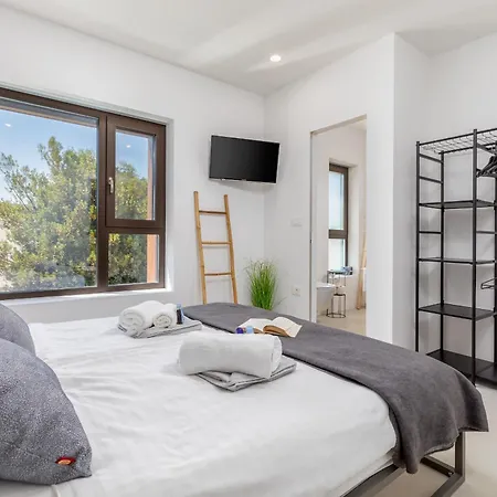 Adora For 6 People In With Private Pool & Children Playground Βίλα