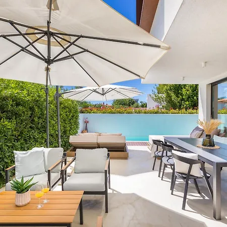 Βίλα Adora For 6 People In With Private Pool & Children Playground Πούλα