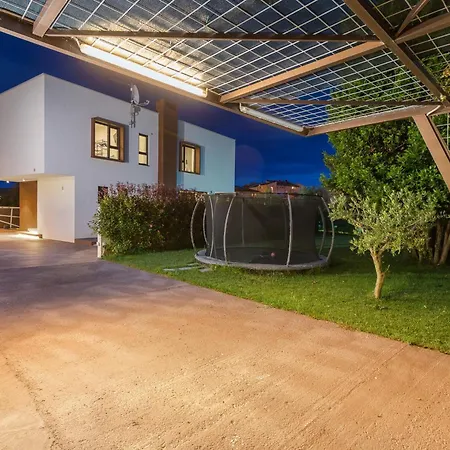 Adora For 6 People In With Private Pool & Children Playground וילה *