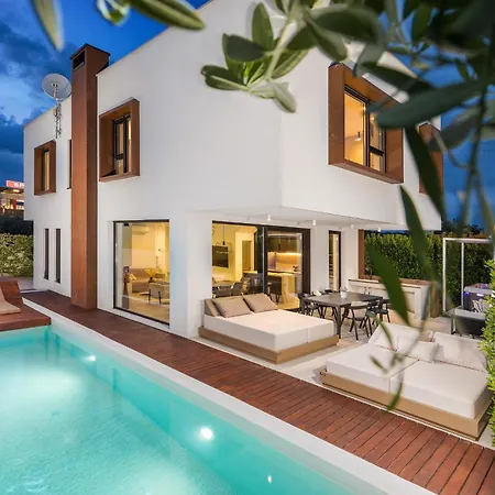 Adora For 6 People In With Private Pool & Children Playground Βίλα *