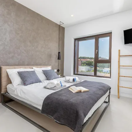 Adora For 6 People In With Private Pool & Children Playground וילה פולה