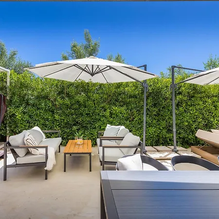 Βίλα Adora For 6 People In With Private Pool & Children Playground Πούλα