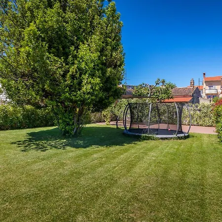 Adora For 6 People In With Private Pool & Children Playground פולה