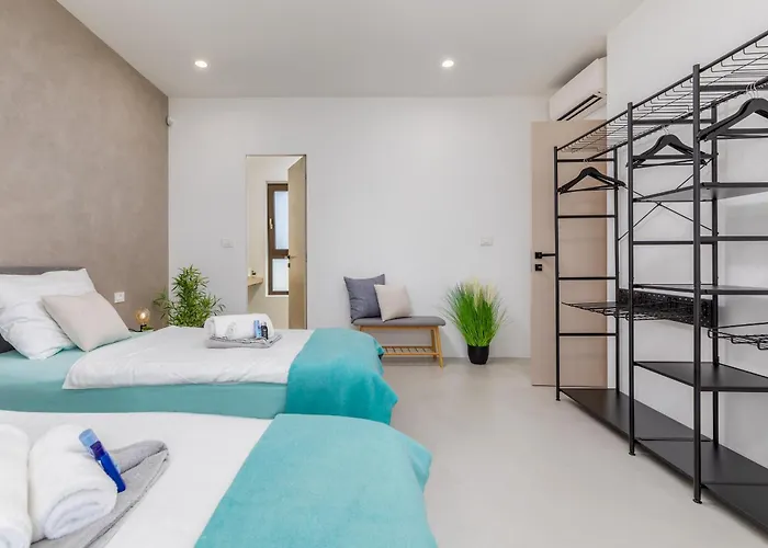 Adora For 6 People In With Private Pool & Children Playground * פולה