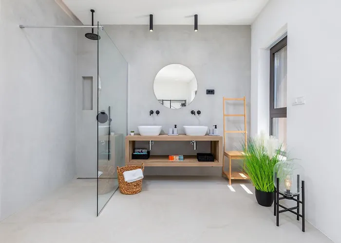 Adora For 6 People In With Private Pool & Children Playground וילה