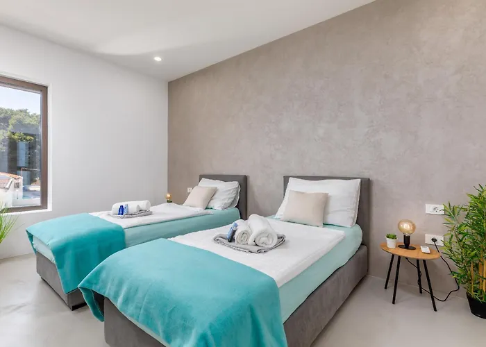 Adora For 6 People In With Private Pool & Children Playground * פולה