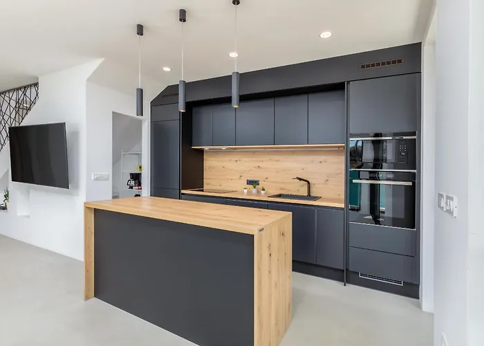 Adora For 6 People In With Private Pool & Children Playground וילה פולה