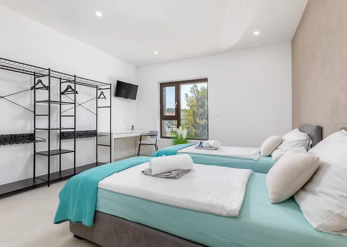 Adora For 6 People In With Private Pool & Children Playground * פולה