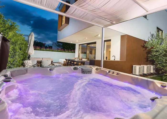 Adora For 6 People In With Private Pool & Children Playground פולה